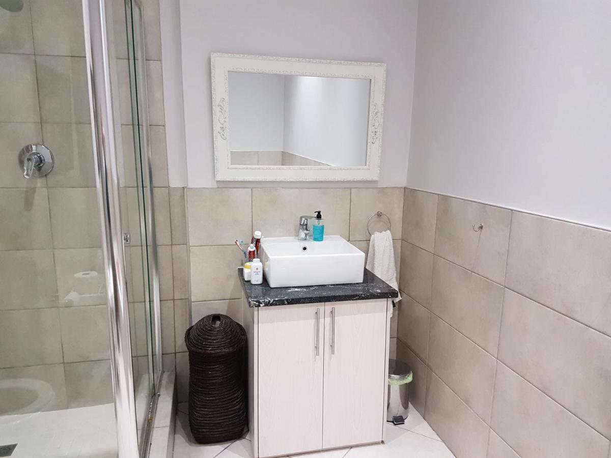 Modern, Centrally Located Dorp Street Apartment Stellenbosch Kültér fotó
